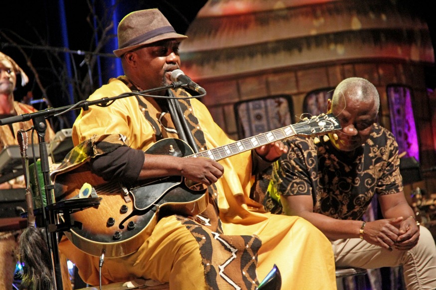 CONCERT « CE SOIR AU VILLAGE » : SALLE COMBLE POUR LUC SIGUI